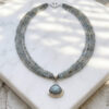 Collar artesanal con dije en plata y piedras naturales de labradorita