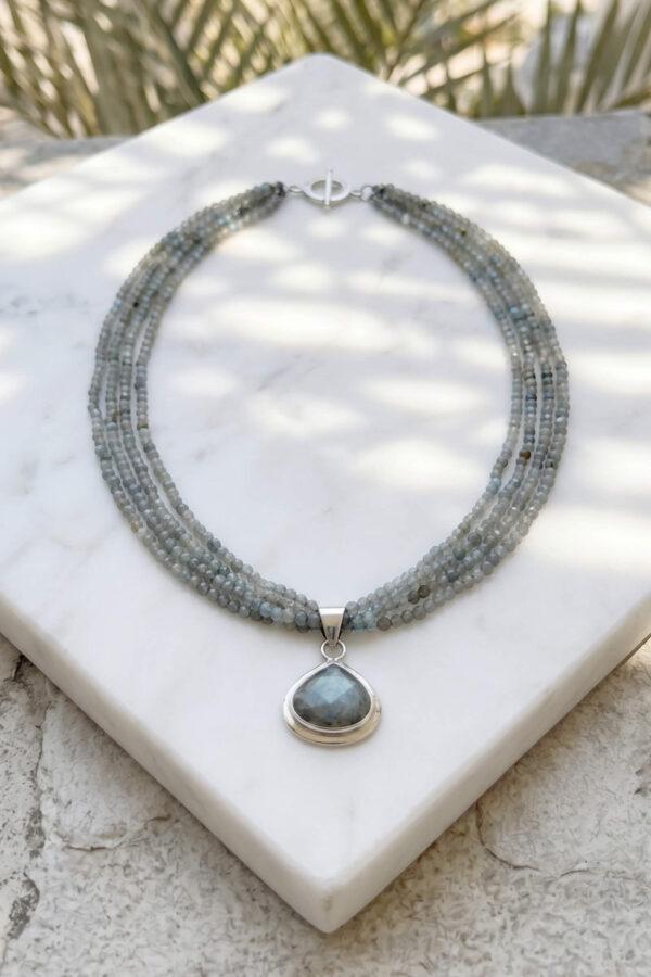 Collar artesanal con dije en plata y piedras naturales de labradorita
