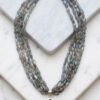 Collar artesanal de estilo minimalista con piedras naturales en labradorita