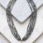 Collar artesanal de estilo minimalista con piedras naturales en labradorita