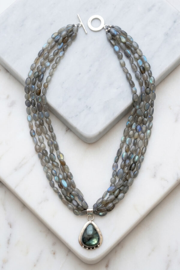 Collar artesanal de estilo minimalista con piedras naturales en labradorita