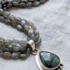 Collar artesanal de estilo minimalista con piedras naturales en labradorita