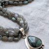 Collar artesanal de estilo elegante de piedras naturales en labradorita