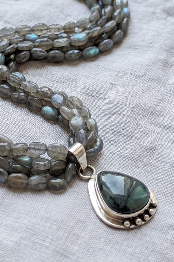 Collar artesanal de estilo elegante de piedras naturales en labradorita