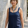 Mujer con collar artesanal de piedras naturales en labradorita