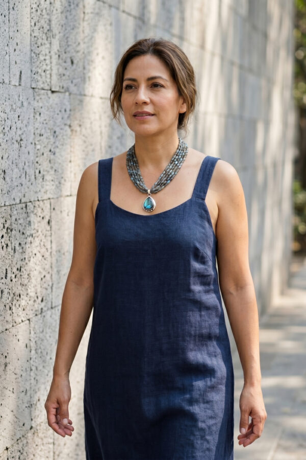 Mujer con collar artesanal de piedras naturales en labradorita