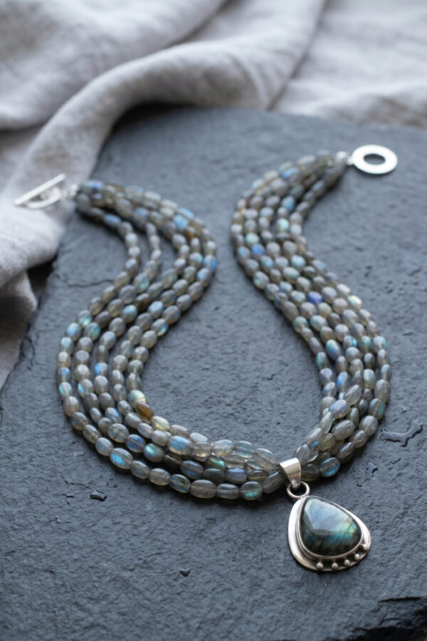 Collar artesanal de estilo minimalista con piedras naturales en labradorita