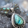 Collar artesanal de estilo elegante de piedras naturales en labradorita