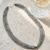 Collar artesanal con dije en plata y piedras naturales de labradorita