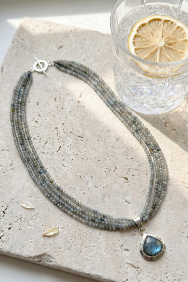 Collar artesanal con dije en plata y piedras naturales de labradorita