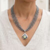 Collar artesanal con dije en plata y piedras naturales de labradorita