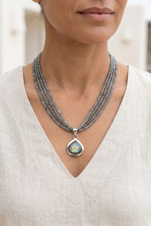 Collar artesanal con dije en plata y piedras naturales de labradorita