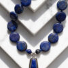 Collar artesanal de piedras naturales en lapislázuli y dije de plata