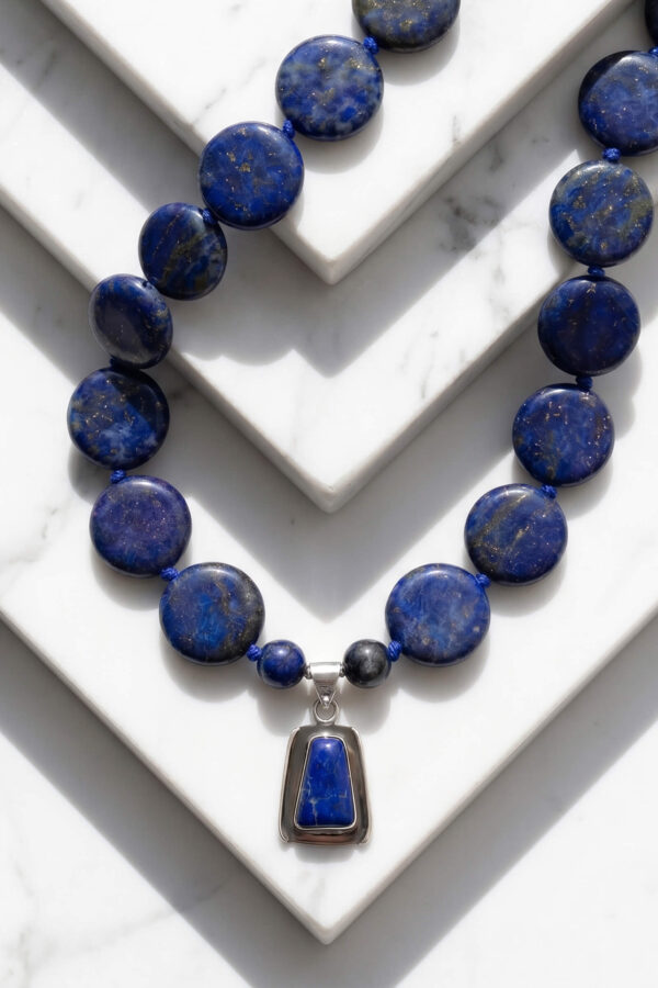 Collar artesanal de piedras naturales en lapislázuli y dije de plata
