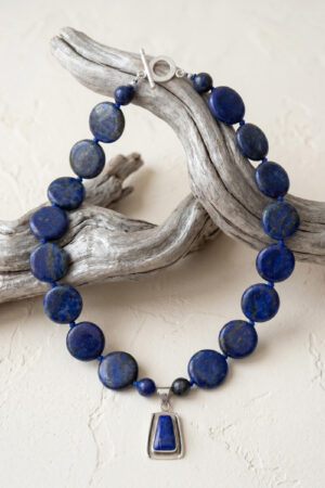 Collar artesanal de piedras naturales en lapislázuli y dije de plata