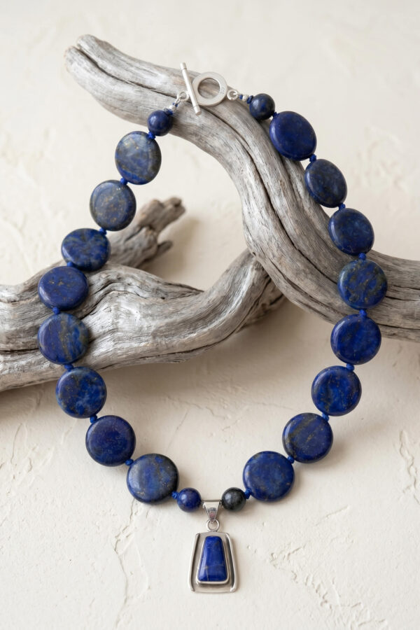 Collar artesanal de piedras naturales en lapislázuli y dije de plata