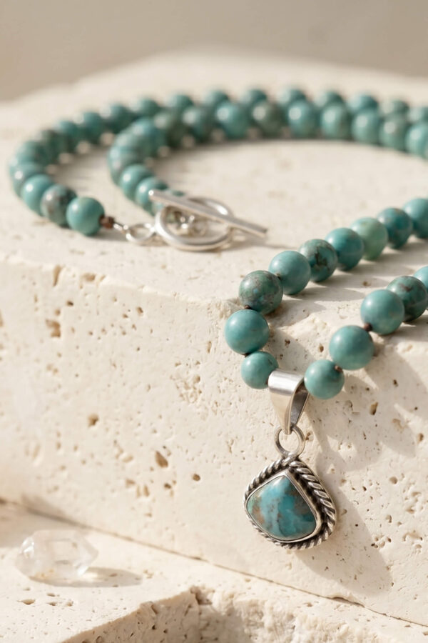 Collar artesanal de piedras naturales en turquesa y dije de plata