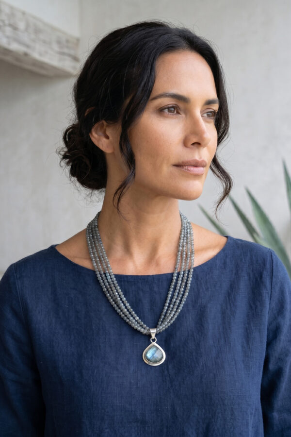 Collar artesanal con dije en plata y piedras naturales de labradorita