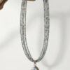 Collar artesanal con dije en plata y piedras naturales de labradorita