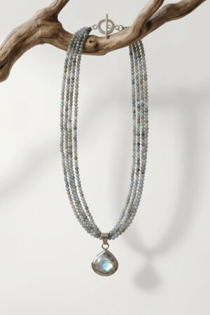 Collar artesanal con dije en plata y piedras naturales de labradorita