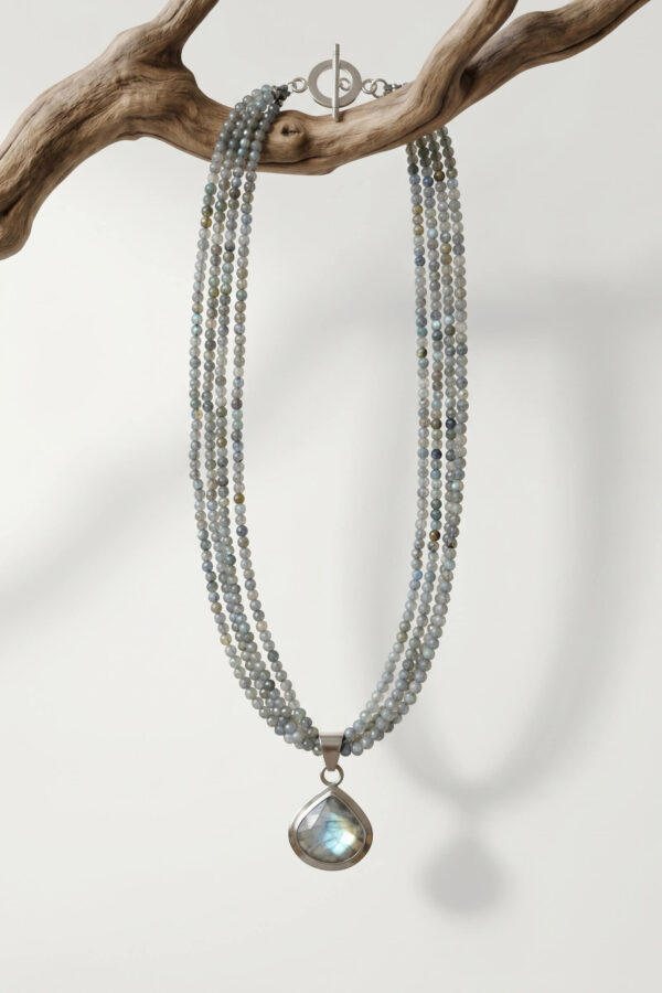 Collar artesanal con dije en plata y piedras naturales de labradorita