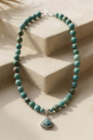 Collar artesanal de piedras naturales en turquesa y dije de plata