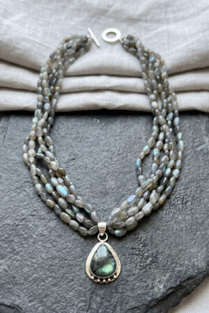 Collar artesanal de estilo elegante de piedras naturales en labradorita