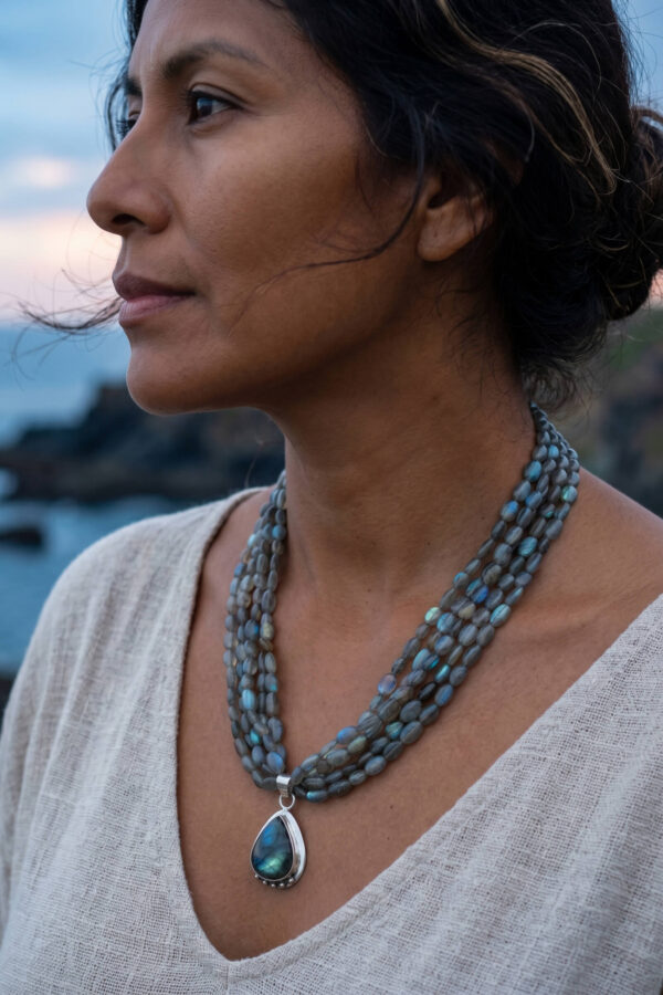 Collar artesanal de estilo elegante de piedras naturales en labradorita