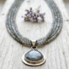 Collar artesanal con dije en plata y piedras naturales de labradorita