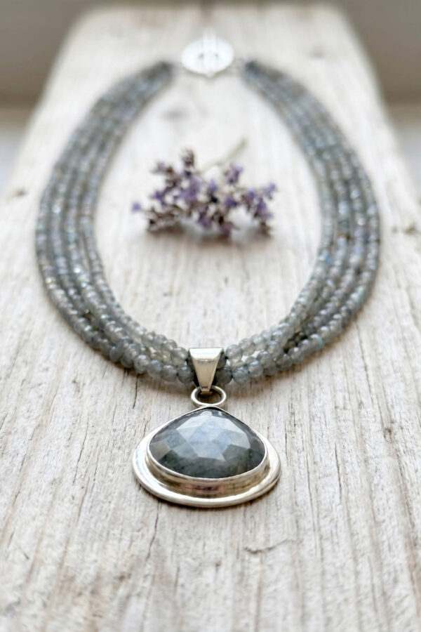 Collar artesanal con dije en plata y piedras naturales de labradorita