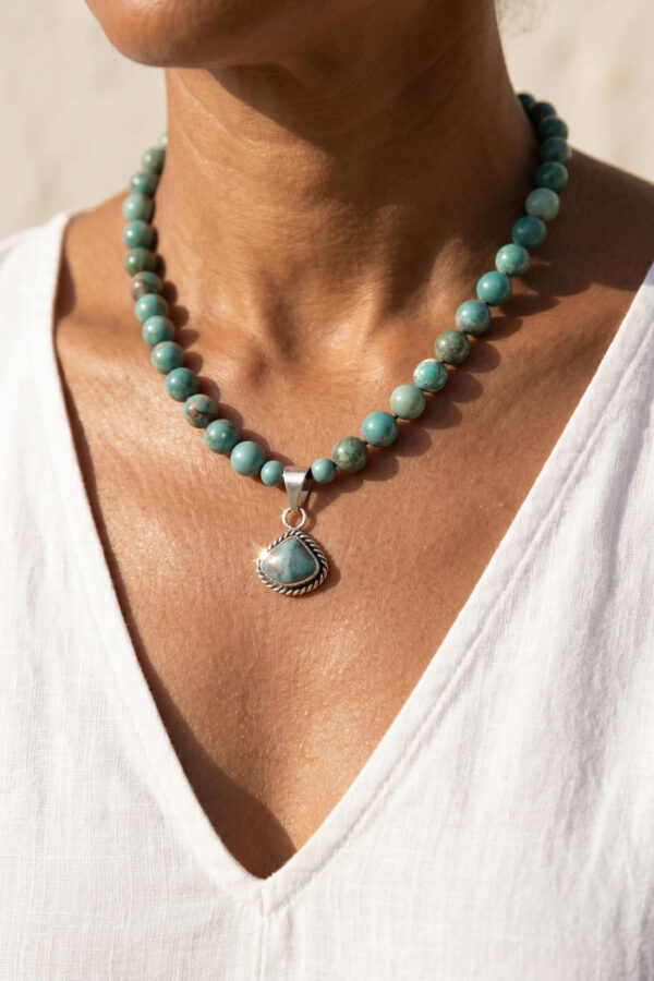 Collar artesanal de piedras naturales en turquesa y dije de plata