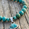Collar artesanal de piedras naturales en turquesa y dije de plata