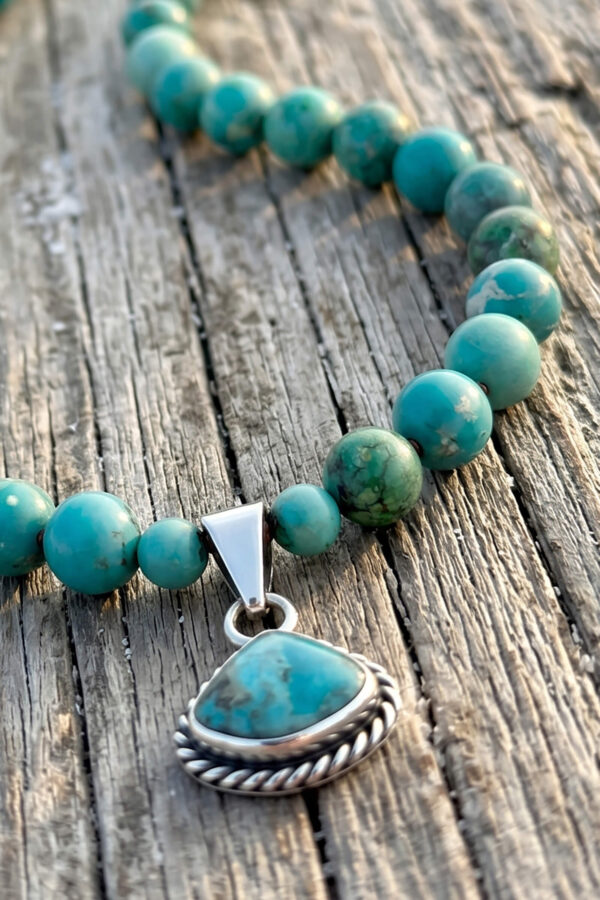 Collar artesanal de piedras naturales en turquesa y dije de plata