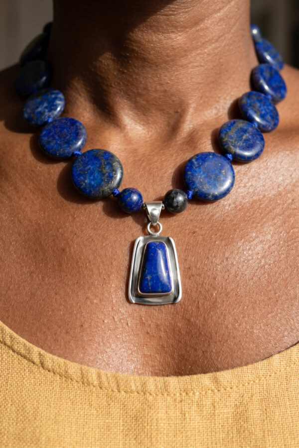 Collar artesanal de piedras naturales en lapislázuli y dije de plata