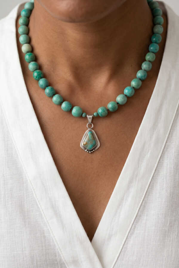 Collar artesanal de estilo natural en turquesa y dije de plata