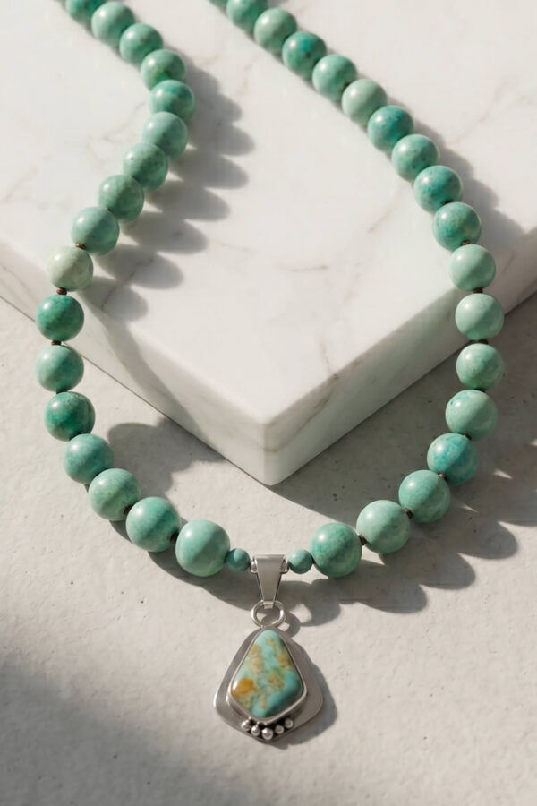 Collar artesanal de estilo natural en turquesa y dije de plata