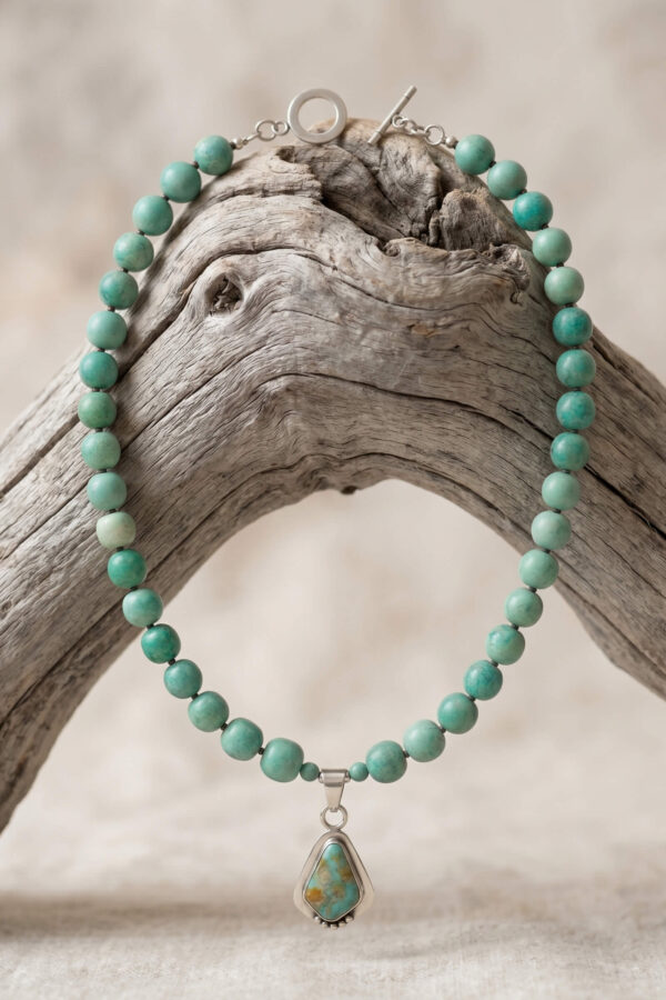 Collar artesanal de estilo natural en turquesa y dije de plata