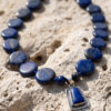 Collar artesanal de piedras naturales en lapislázuli y dije de plata