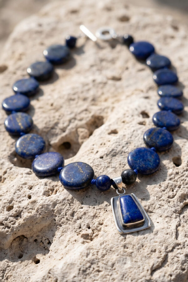 Collar artesanal de piedras naturales en lapislázuli y dije de plata