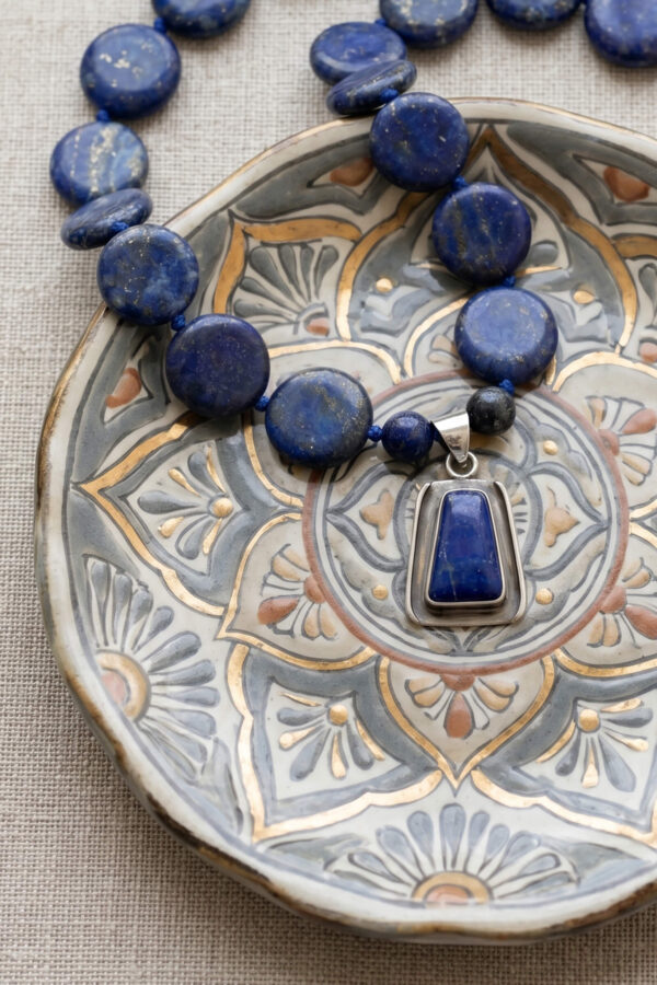 Collar artesanal de piedras naturales en lapislázuli y dije de plata
