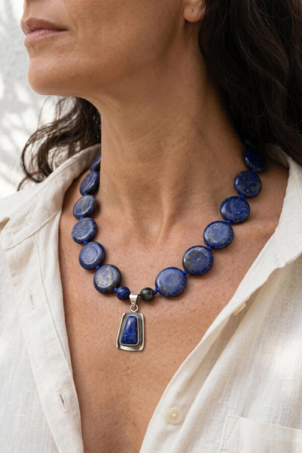 Collar artesanal de piedras naturales en lapislázuli y dije de plata