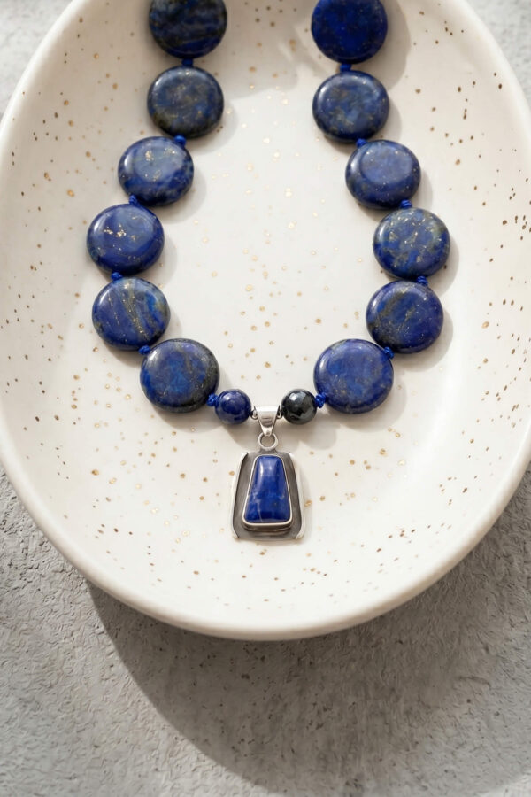 Collar artesanal de piedras naturales en lapislázuli y dije de plata