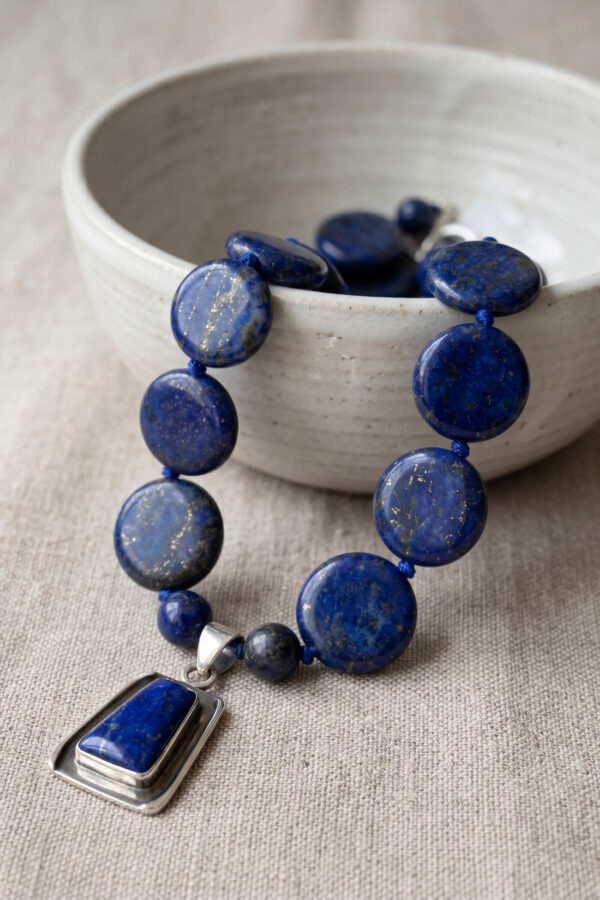 Collar artesanal de piedras naturales en lapislázuli y dije de plata