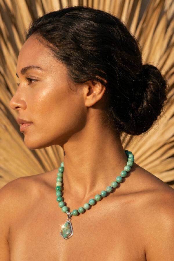 Collar artesanal de estilo natural en turquesa y dije de plata