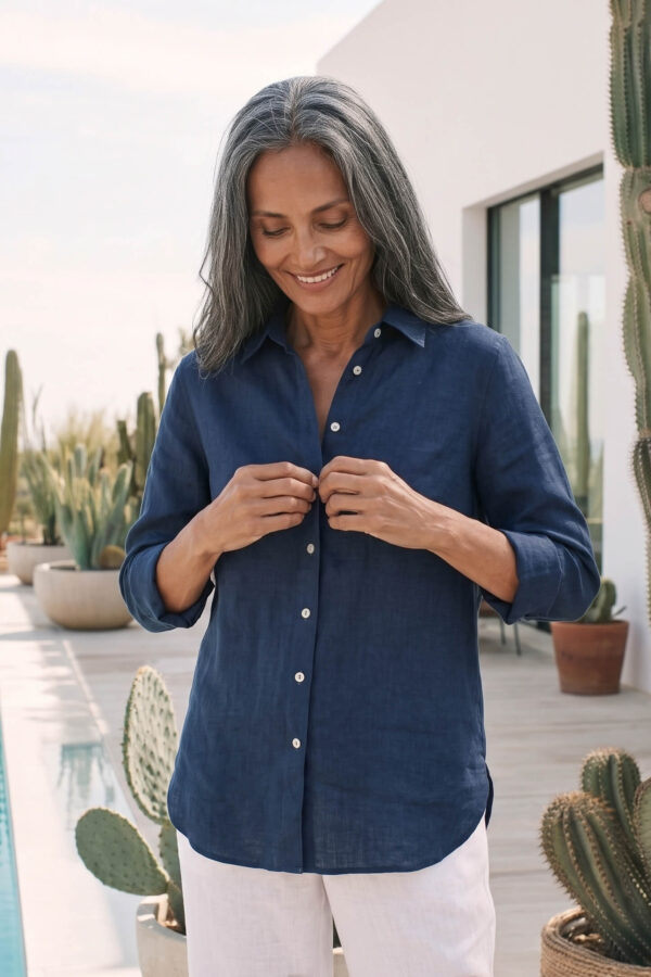Mujer vistiendo blusa de lino azul marino y pantalon de lino blanco para clima calido