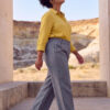 ropa-lino-algodon-blusa-amarilla-pantalon-fibras-naturales (34) Mujer vistiendo blusa con botones de lino amarilla y pantalon estilo jeans de lino y algodón