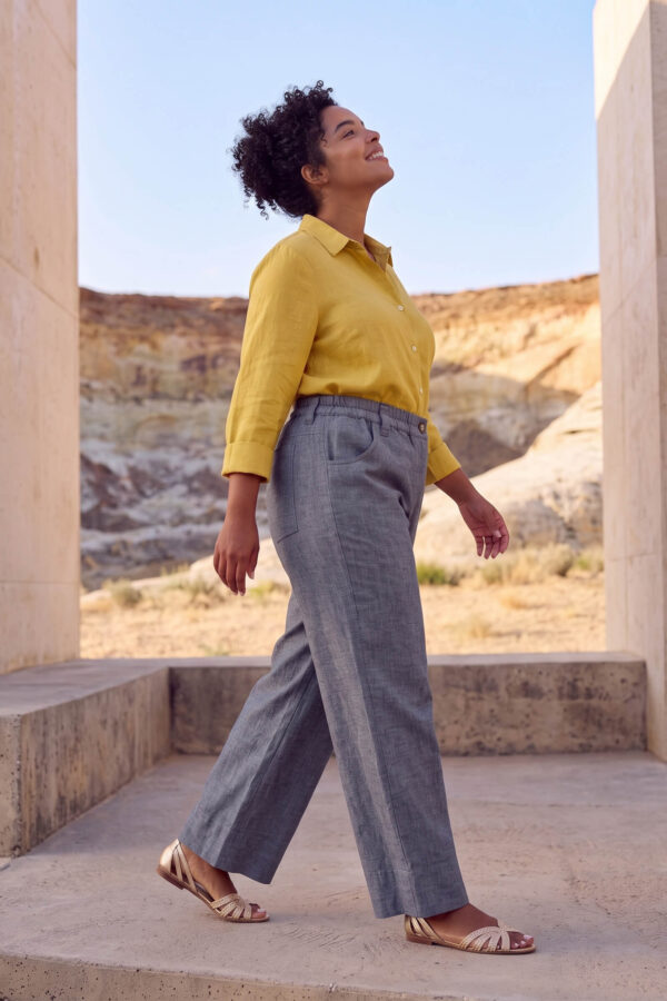 ropa-lino-algodon-blusa-amarilla-pantalon-fibras-naturales (34) Mujer vistiendo blusa con botones de lino amarilla y pantalon estilo jeans de lino y algodón