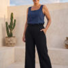 Mujer vistiendo blusa de lino azul marino y pantalon ancho de lino negro