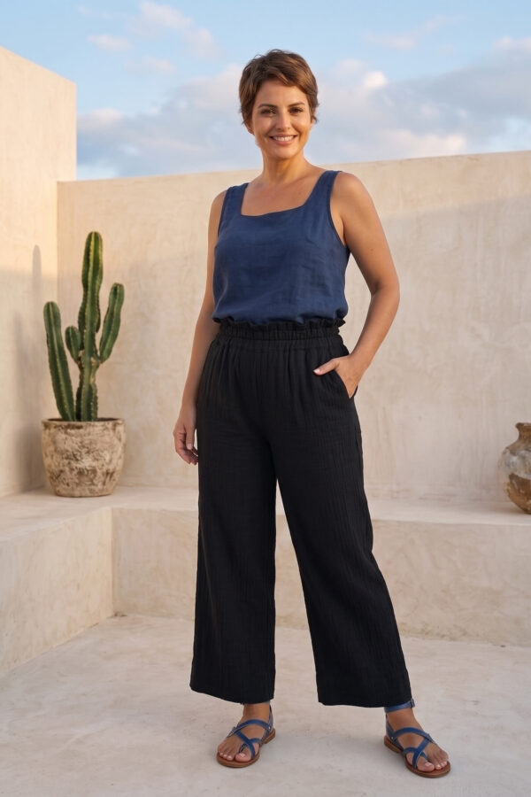 Mujer vistiendo blusa de lino azul marino y pantalon ancho de lino negro