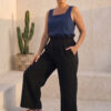 Mujer vistiendo blusa de lino azul marino y pantalon ancho de lino negro